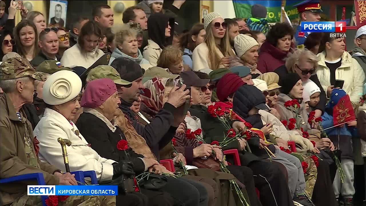 Праздничные мероприятия в честь Дня Победы начались 9 мая по традиции с митинга и торжественного прохождения войск Кировского гарнизона на Театральной площади