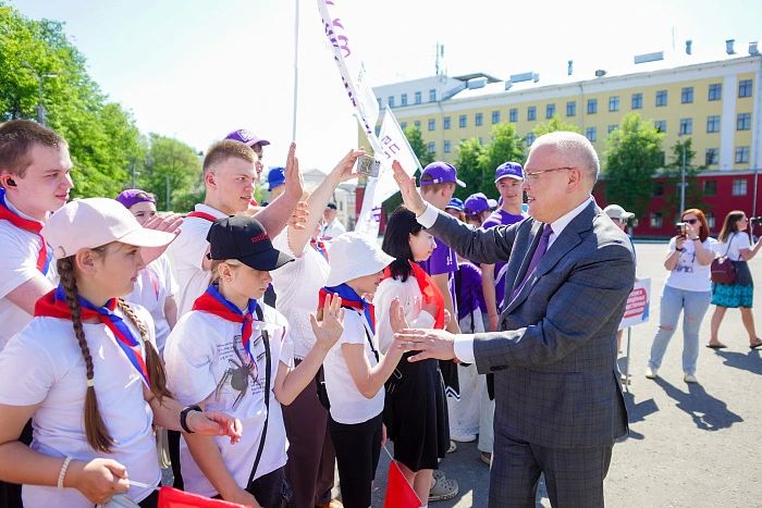 Первый парад детских объединений прошел на главной площади Кирова Первый парад детских объединений прошел на главной площади Кирова