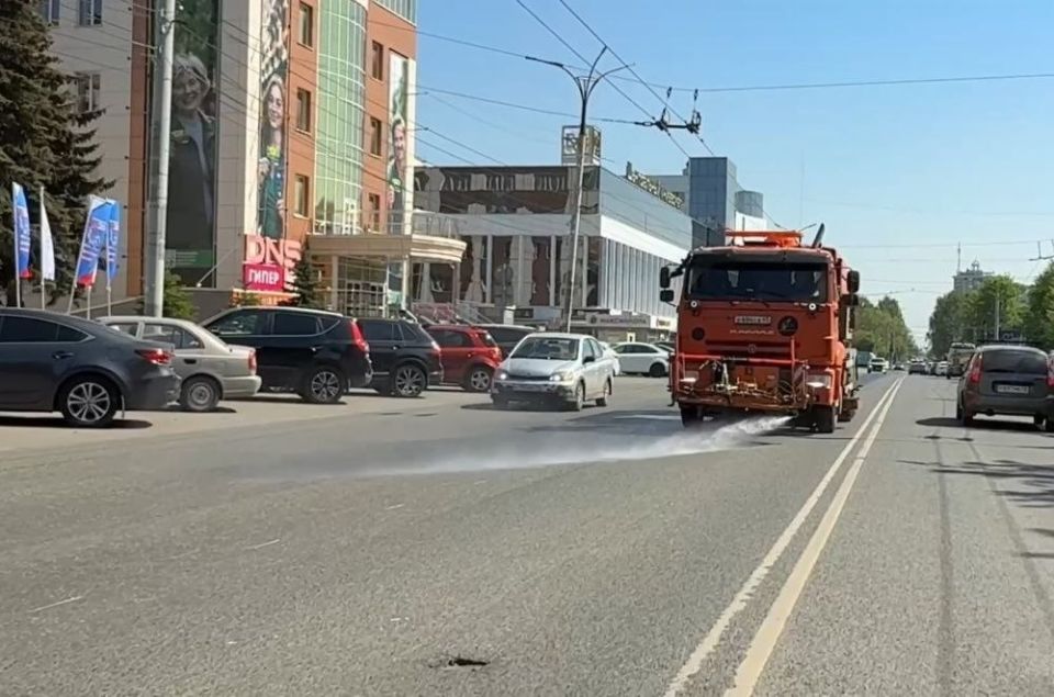 В Кирове охлаждают асфальт поливальными машинами