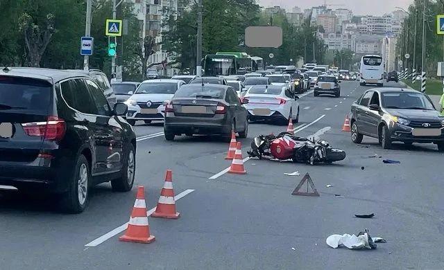 В аварии на Ленина пострадал мотоциклист