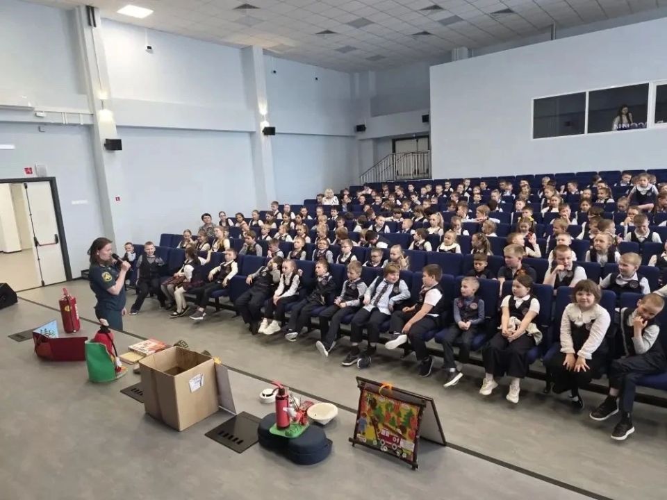 Лето без опасностей. В Кировском инженерно- железнодорожном лицее прошла встреча сотрудников МЧС России со школьниками Лето без опасностей. В Кировском инженерно- железнодорожном лицее прошла встреча сотрудников МЧС России со школьниками