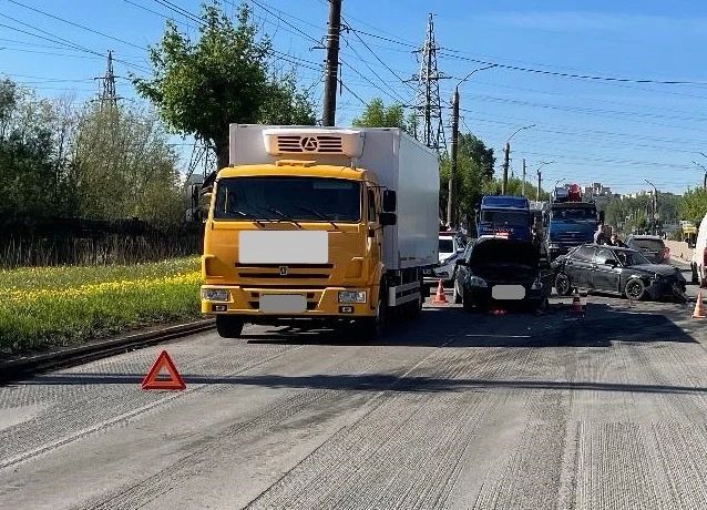 На Луганской столкнулись четыре автомобиля и перекрыли проезд