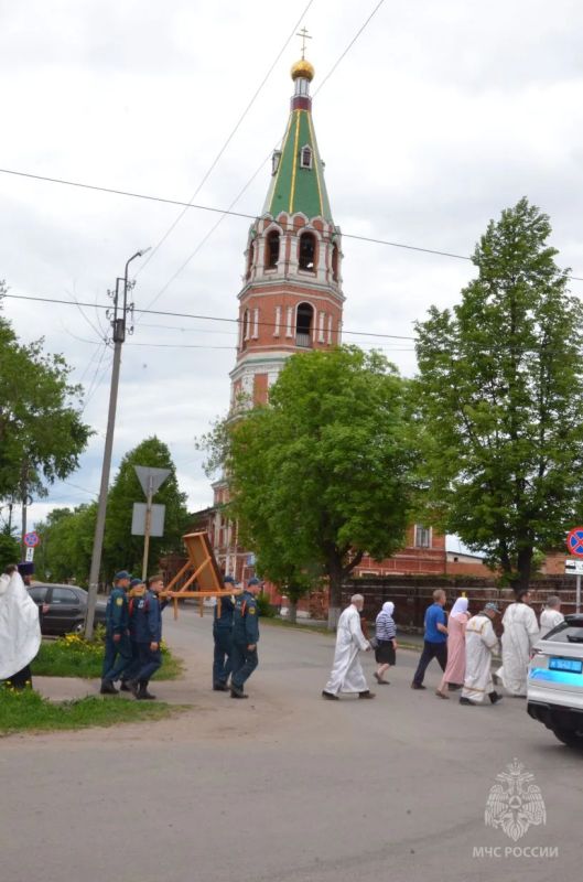 В крестный ход - с особой миссией В крестный ход - с особой миссией