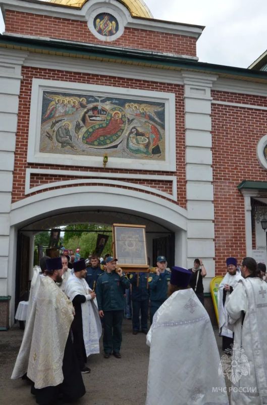В крестный ход - с особой миссией В крестный ход - с особой миссией