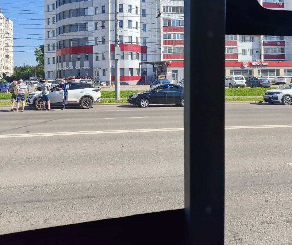 Очередь на заправку «Лукойла» на Московской 135А сегодня утром в районе (8-30) Очередь на заправку «Лукойла» на Московской 135А сегодня утром в районе (8-30)