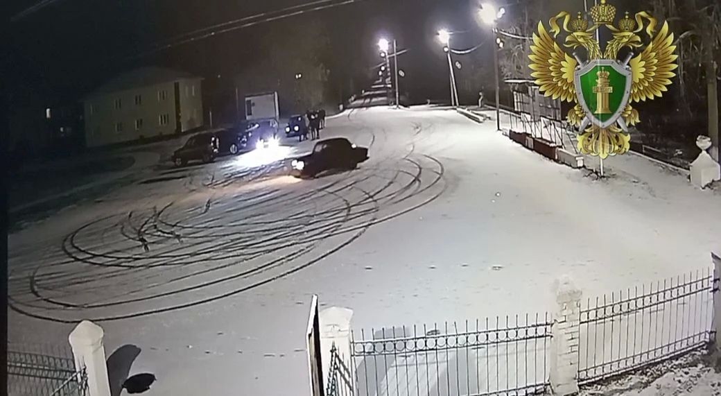 Водитель из Зуевки устроил заносы на площади, врезался в ограждение и скрылся
