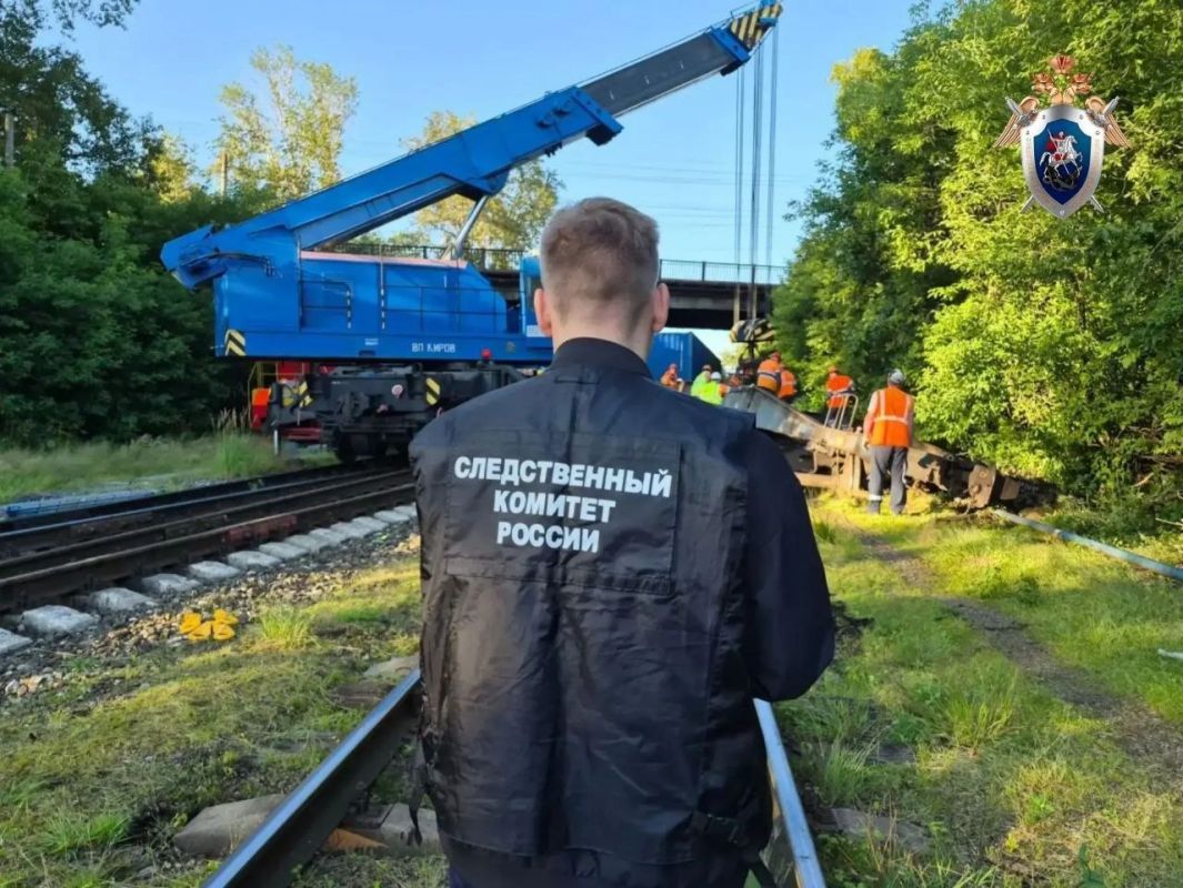 Две железнодорожных платформы сошли с рельсов в Кирове Две железнодорожных платформы сошли с рельсов в Кирове