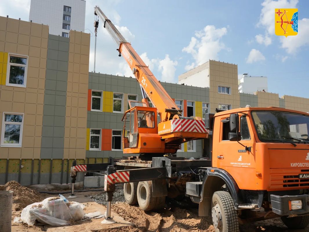 В микрорайоне Озерки города Кирова продолжается строительство нового детского сада в рамках нацпроекта «Инфраструктура для жизни», объект готов на 50% В микрорайоне Озерки города Кирова продолжается строительство нового детского сада в рамках нацпроекта «Инфраструктура для жизни», объект готов на 50%