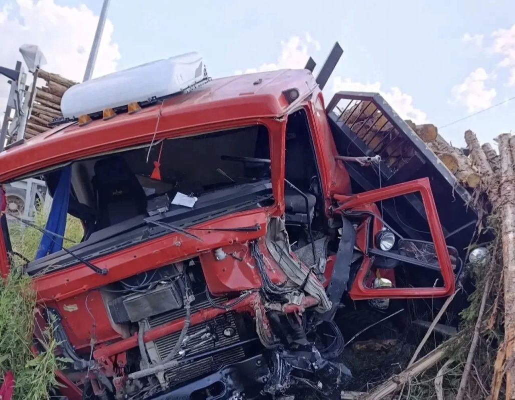 Поезд снес "КамАЗ" на железнодорожном переезде в Кировской области — пострадали два человека Поезд снес "КамАЗ" на железнодорожном переезде в Кировской области — пострадали два человека