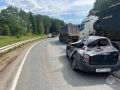 Женщину-водителя зажало в авто после столкновения с молоковозом
