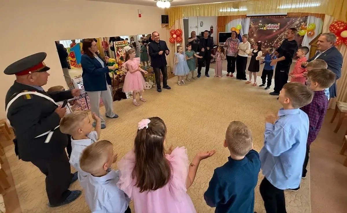В рамках акции «Помоги пойти учиться» сотрудники Госавтоинспекции Кировской области вместе со своими детьми и ветеранами службы посетили Центр помощи детям «Надежда», чтобы поздравить его воспитанников с началом нового... В рамках акции «Помоги пойти учиться» сотрудники Госавтоинспекции Кировской области вместе со своими детьми и ветеранами службы посетили Центр помощи детям «Надежда», чтобы поздравить его воспитанников с началом нового...