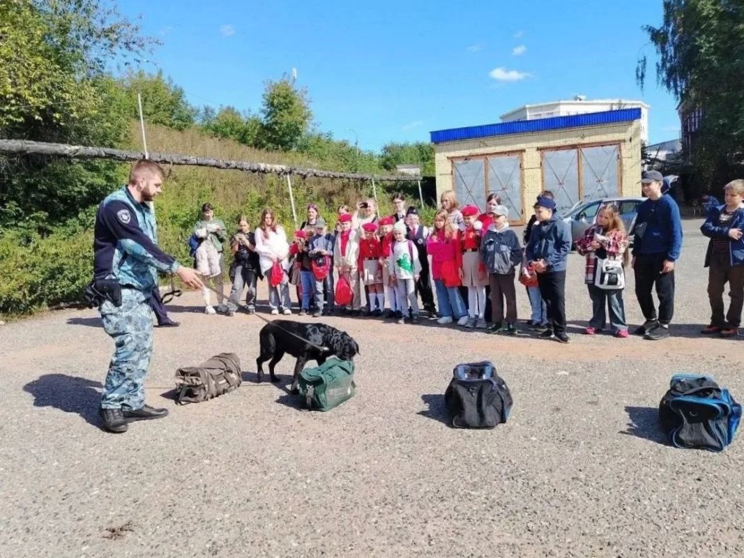 Кировские железнодорожники провели акцию «День знаний безопасности» в преддверии 1 сентября Кировские железнодорожники провели акцию «День знаний безопасности» в преддверии 1 сентября