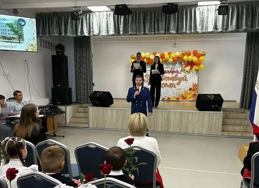 В День знаний работники прокуратуры Кировской области поздравили школьников и провели просветительские мероприятия «#РазговорыОважном» В День знаний работники прокуратуры Кировской области поздравили школьников и провели просветительские мероприятия «#РазговорыОважном»