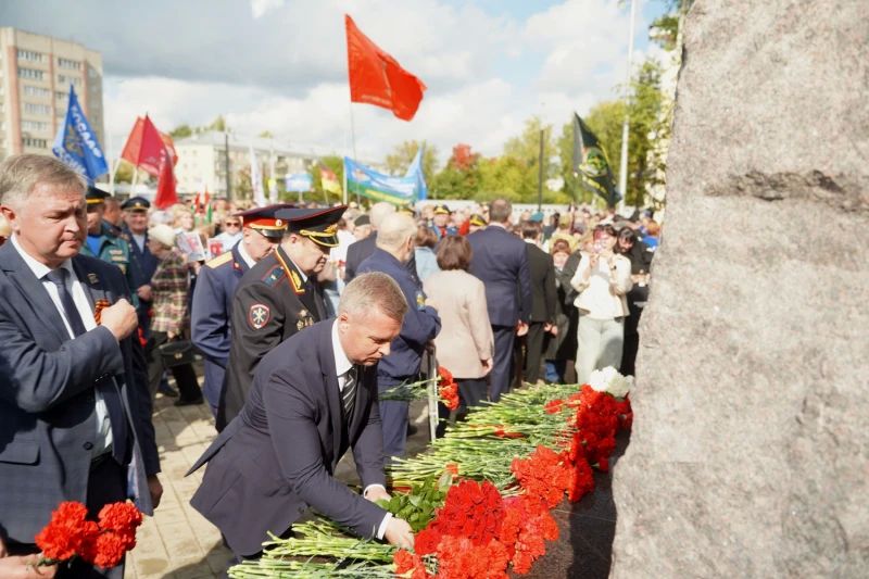 В Кирове прошла торжественная церемония открытия Аллеи Славы – нового мемориального комплекса, посвященного участникам специальной военной операции В Кирове прошла торжественная церемония открытия Аллеи Славы – нового мемориального комплекса, посвященного участникам специальной военной операции