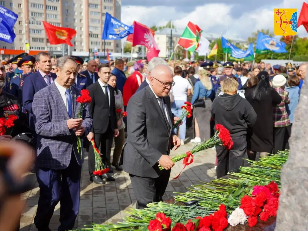 В Кирове прошла торжественная церемония открытия Аллеи Славы, посвященной участникам СВО В Кирове прошла торжественная церемония открытия Аллеи Славы, посвященной участникам СВО