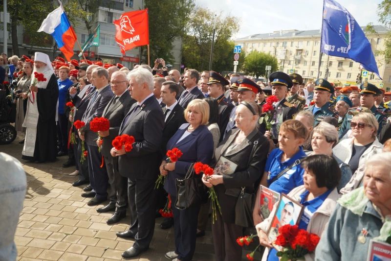 В Кирове прошла торжественная церемония открытия Аллеи Славы – нового мемориального комплекса, посвященного участникам специальной военной операции В Кирове прошла торжественная церемония открытия Аллеи Славы – нового мемориального комплекса, посвященного участникам специальной военной операции