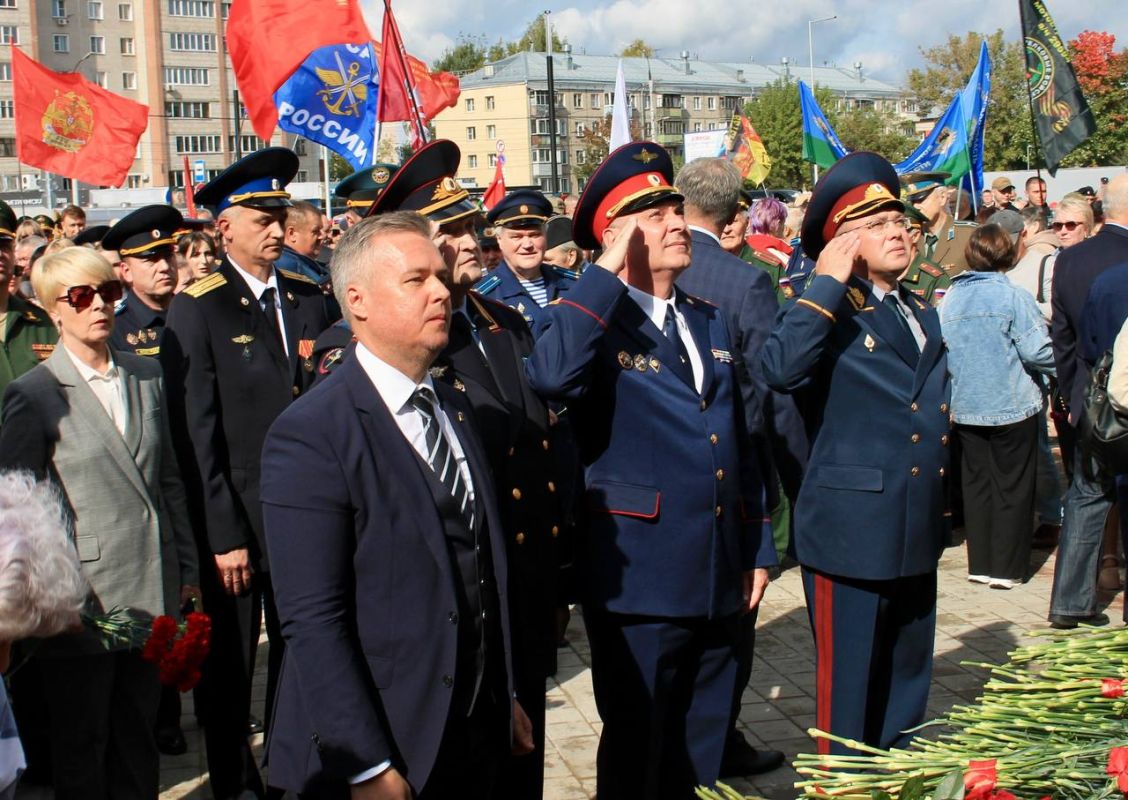 Сегодня в городе Кирове состоялась церемония открытия мемориального комплекса «Аллея Славы» Сегодня в городе Кирове состоялась церемония открытия мемориального комплекса «Аллея Славы»