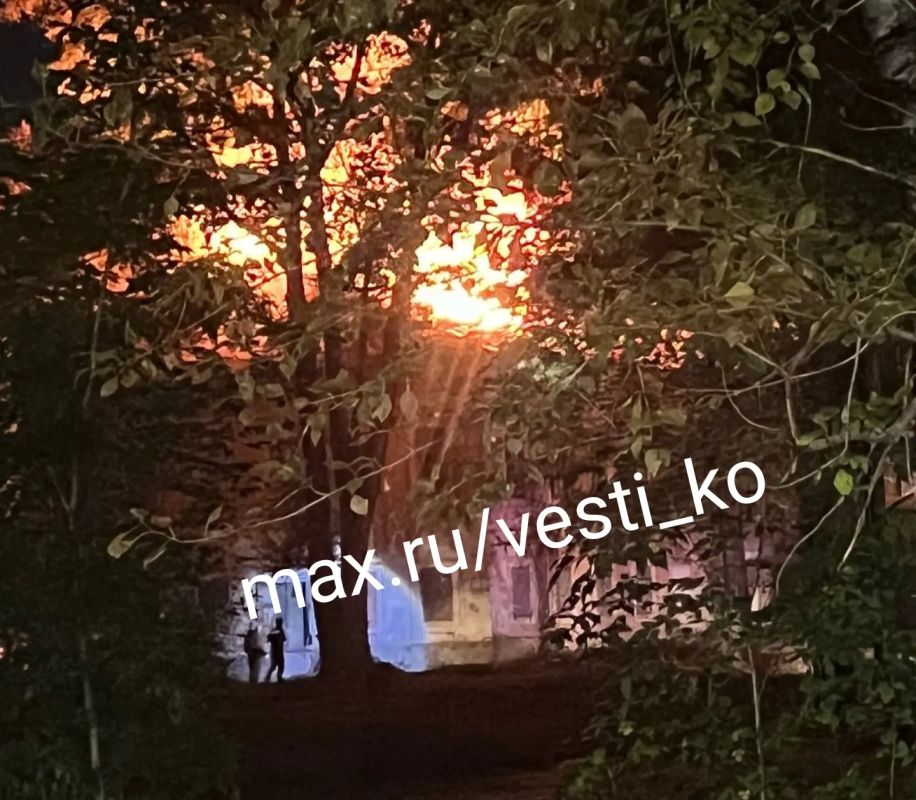 Сразу два пожара произошли сегодня в Кирове на территории бывшего КВАТУ на улице Московской Сразу два пожара произошли сегодня в Кирове на территории бывшего КВАТУ на улице Московской