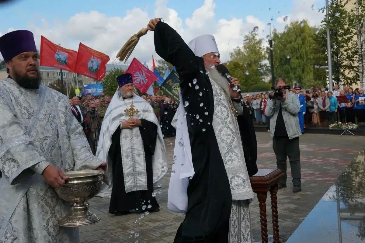 В Кирове росгвардейцы приняли участие в церемонии открытия мемориального комплекса «Аллея Славы» В Кирове росгвардейцы приняли участие в церемонии открытия мемориального комплекса «Аллея Славы»