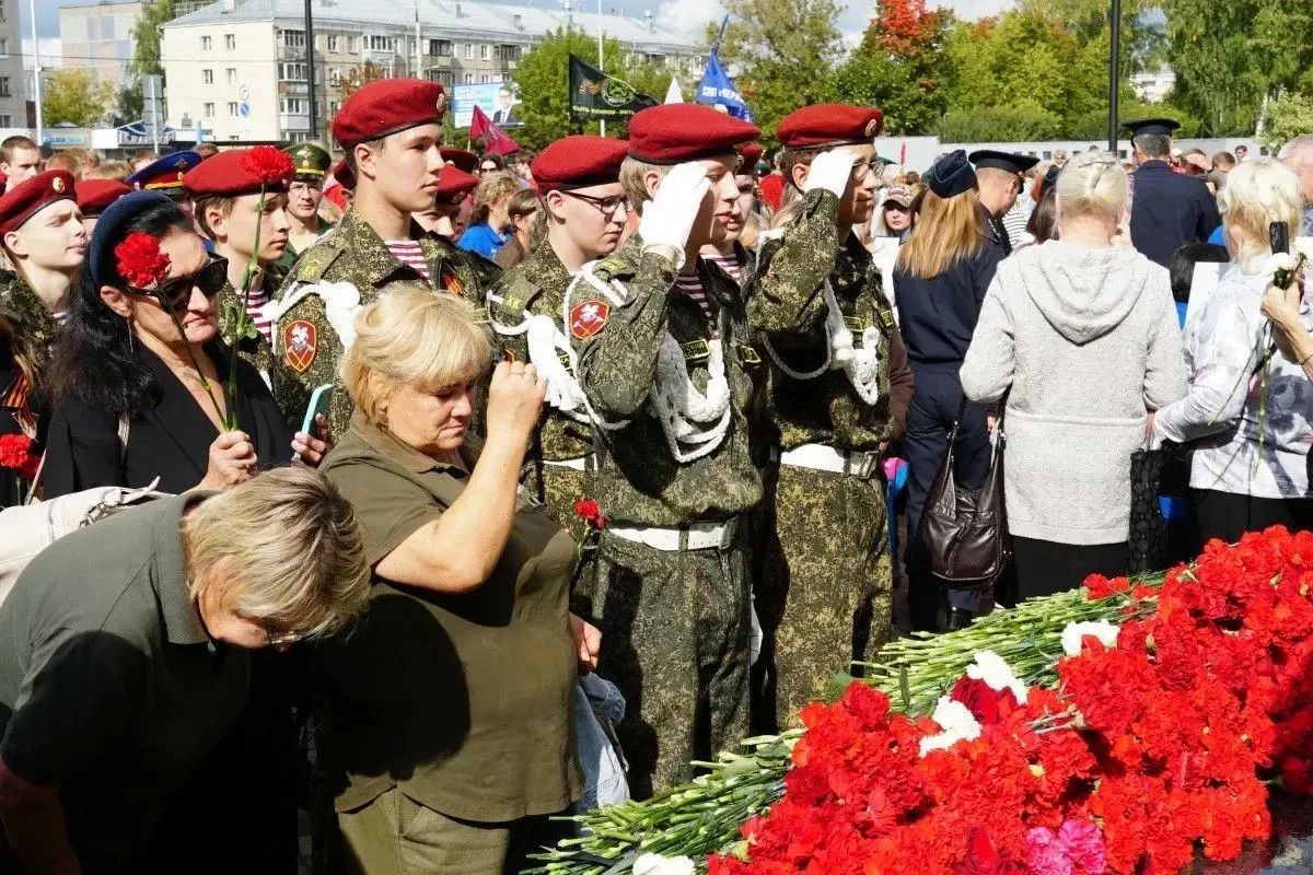 В Кирове росгвардейцы приняли участие в церемонии открытия мемориального комплекса «Аллея Славы» В Кирове росгвардейцы приняли участие в церемонии открытия мемориального комплекса «Аллея Славы»