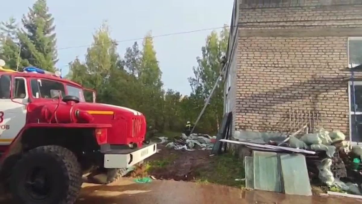 Сегодня днем в Кирове на улице Луганской загорелось двухэтажное кирпичное строение