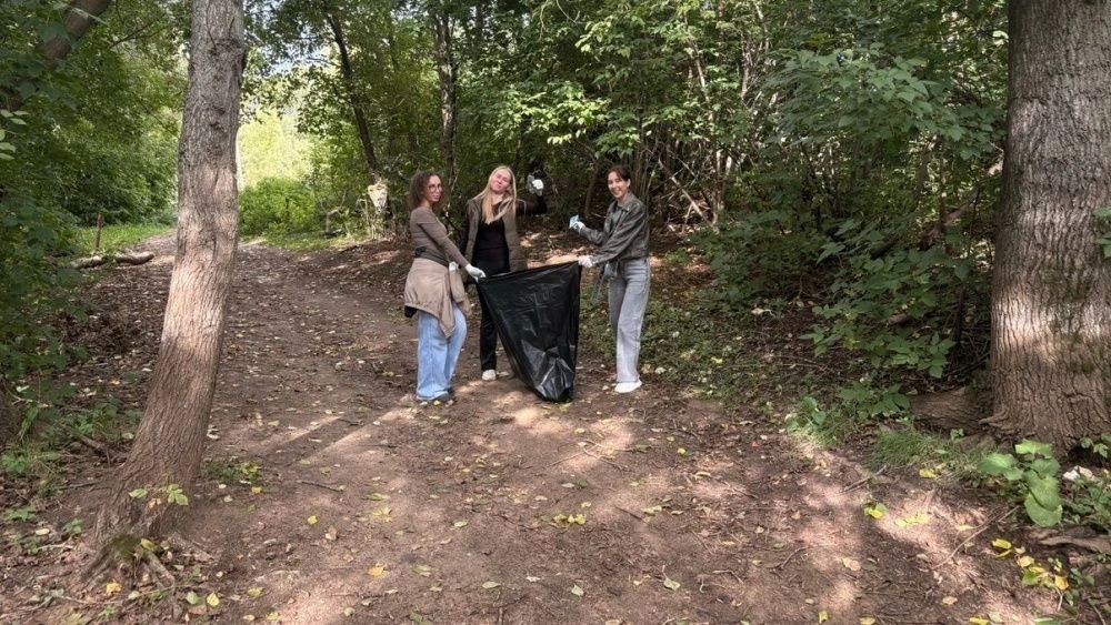 В Первомайском районе убрали мусор с пляжа у старого моста