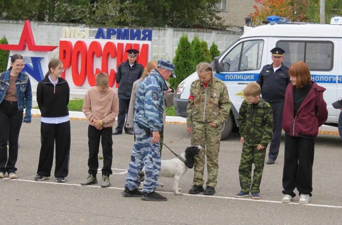 В Кировской области транспортные полицейские провели для детей, чьи родители исполняют свой воинский долг, профилактическое мероприятие В Кировской области транспортные полицейские провели для детей, чьи родители исполняют свой воинский долг, профилактическое мероприятие
