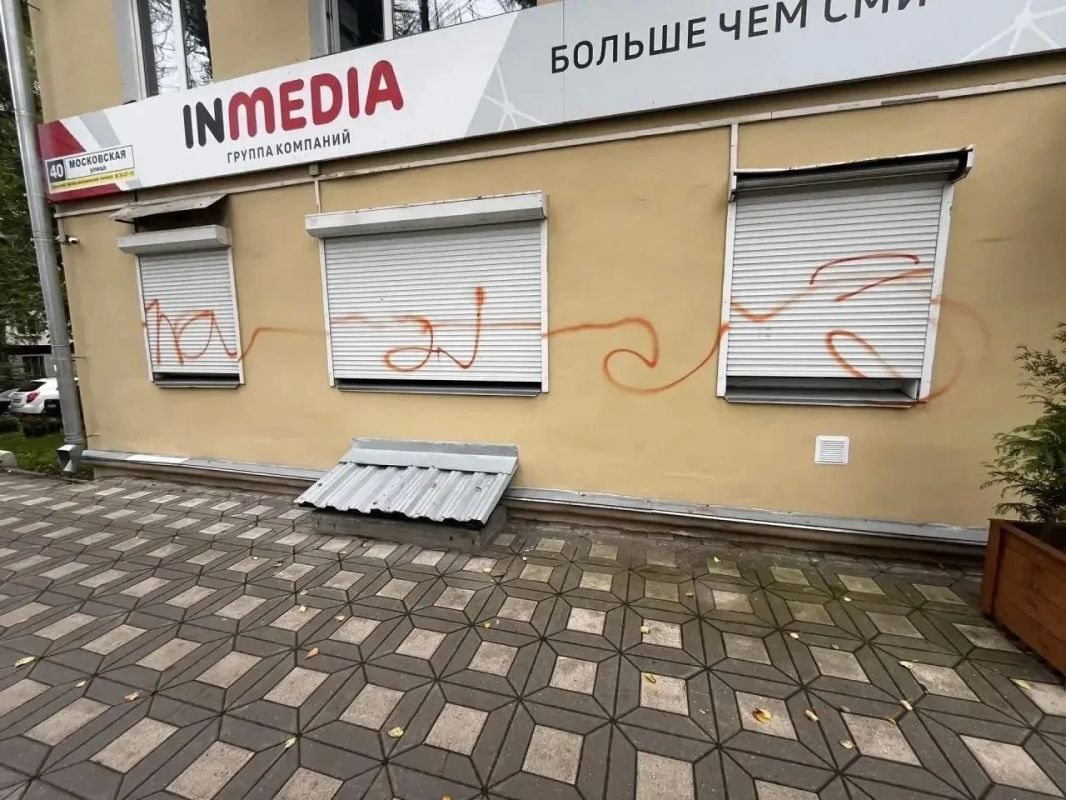 Испортивший фасад здания ГК «ИНМЕДИА» вандал попал на камеры Испортивший фасад здания ГК «ИНМЕДИА» вандал попал на камеры