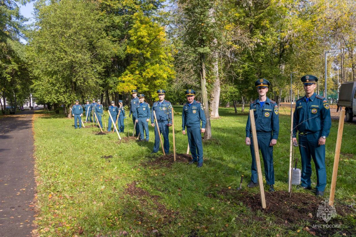 В Кирове заложена аллея в честь 100-летия государственного пожарного надзора В Кирове заложена аллея в честь 100-летия государственного пожарного надзора