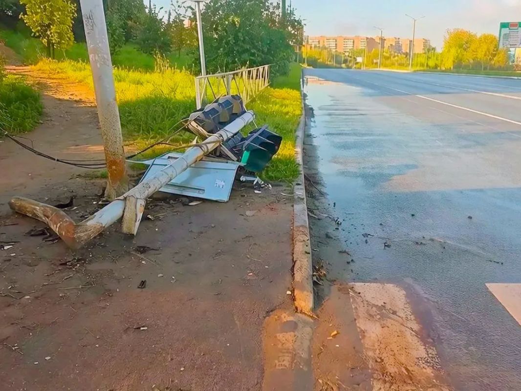 В Кирово-Чепецке водитель врезался в светофор и скрылся