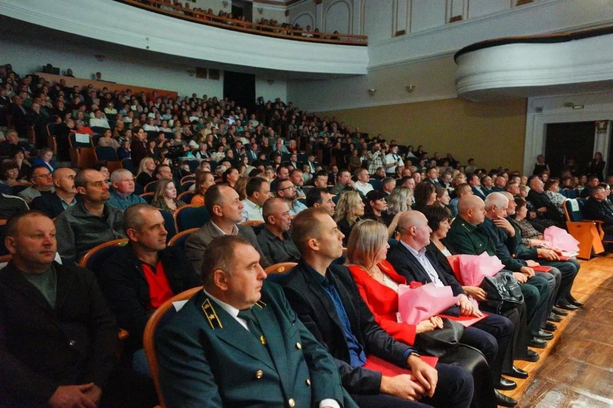 Александр Соколов: Сегодня у работников и ветеранов лесной отрасли, предприятий лесоперерабатывающей промышленности профессиональный праздник Александр Соколов: Сегодня у работников и ветеранов лесной отрасли, предприятий лесоперерабатывающей промышленности профессиональный праздник