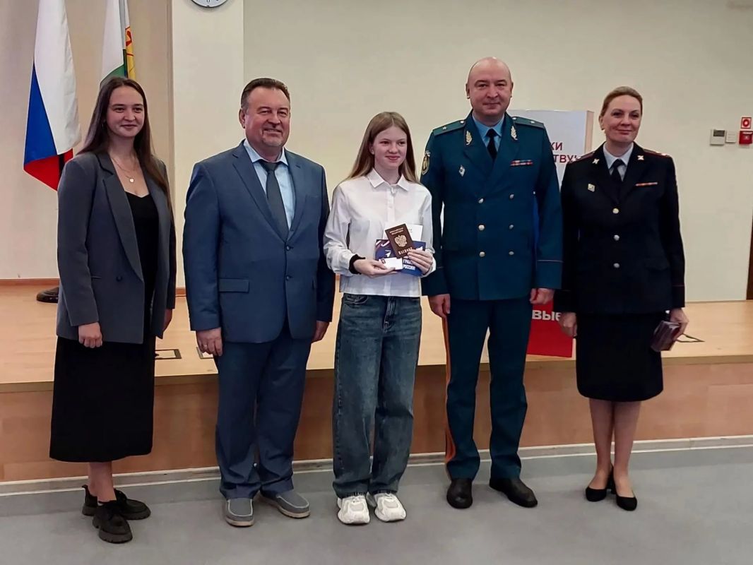 В Кирове в рамках акции «Мы – граждане России» состоялось вручение паспортов 14-летним жителям города В Кирове в рамках акции «Мы – граждане России» состоялось вручение паспортов 14-летним жителям города