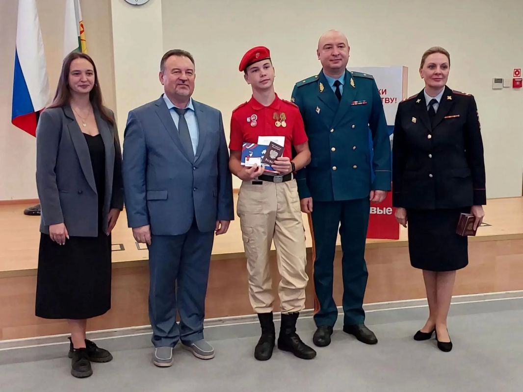 В Кирове в рамках акции «Мы – граждане России» состоялось вручение паспортов 14-летним жителям города В Кирове в рамках акции «Мы – граждане России» состоялось вручение паспортов 14-летним жителям города