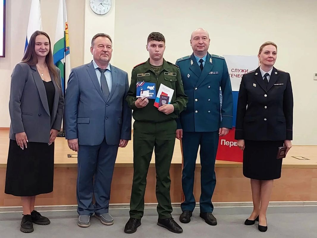 В Кирове в рамках акции «Мы – граждане России» состоялось вручение паспортов 14-летним жителям города В Кирове в рамках акции «Мы – граждане России» состоялось вручение паспортов 14-летним жителям города