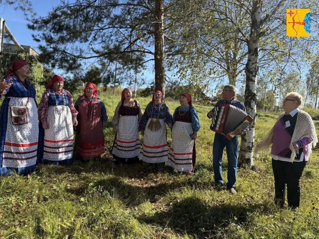 В деревне Ежово Омутнинского района члены участковой избирательной комиссии встречают посетителей хлебом и солью, предлагая отведать свежий каравай В деревне Ежово Омутнинского района члены участковой избирательной комиссии встречают посетителей хлебом и солью, предлагая отведать свежий каравай