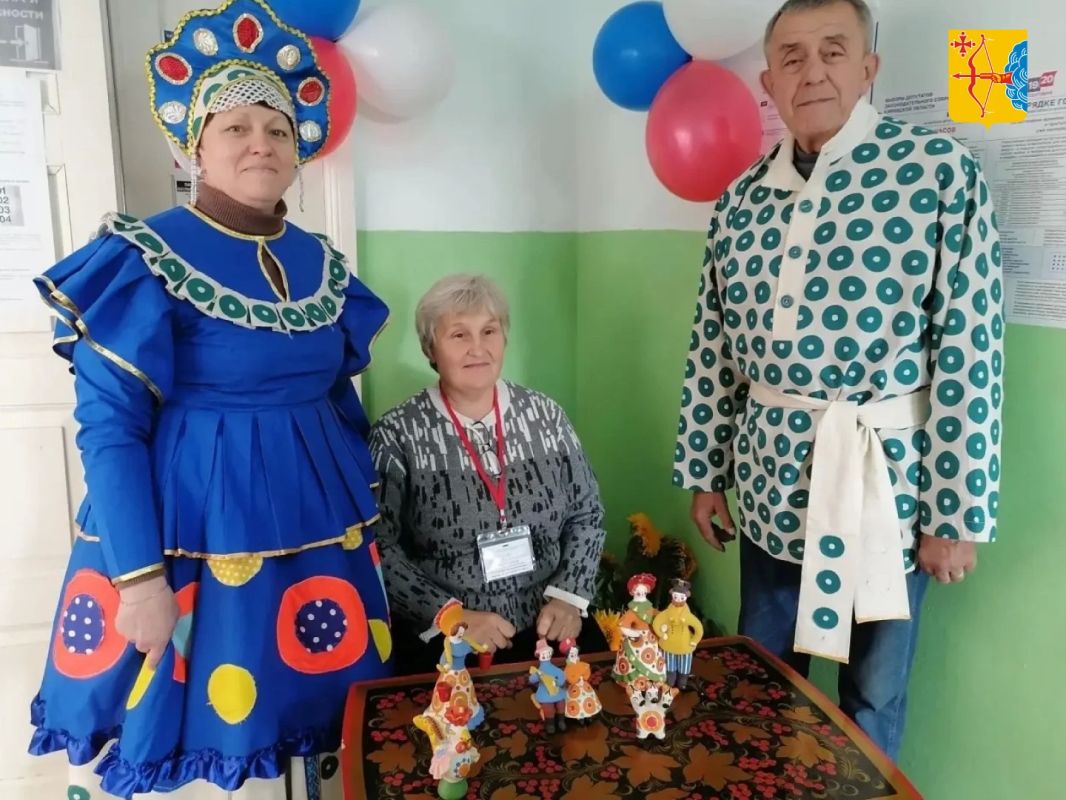 В мутнинского района Кировской области на выборах проголосовали дымковские барыня и кавалер В мутнинского района Кировской области на выборах проголосовали дымковские барыня и кавалер