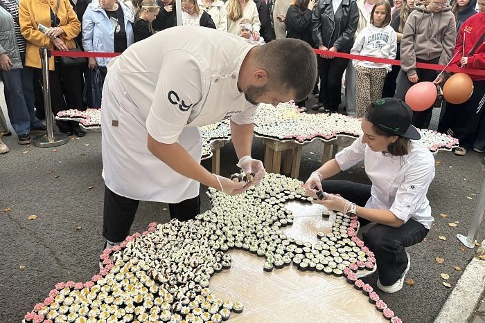 Из 3000 роллов сделали карту Кировской области Из 3000 роллов сделали карту Кировской области
