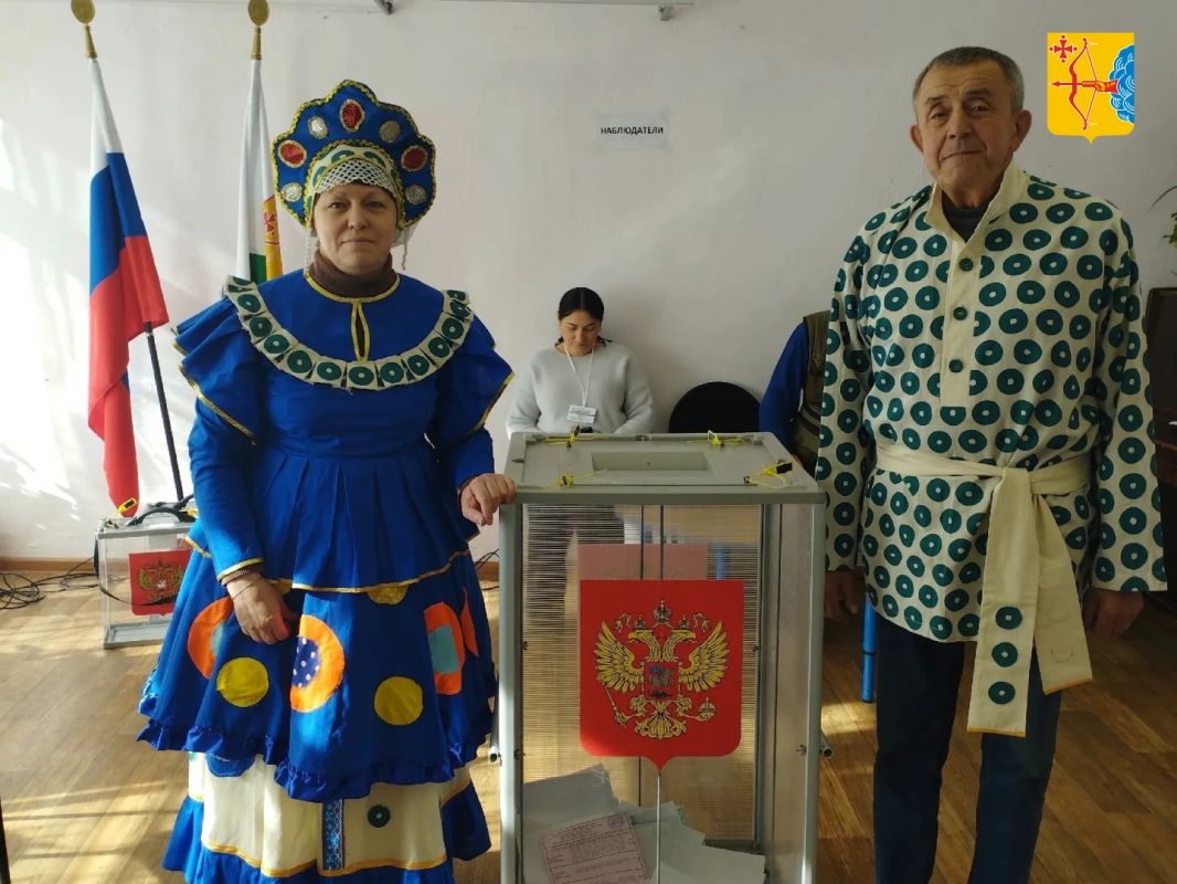 В мутнинского района Кировской области на выборах проголосовали дымковские барыня и кавалер В мутнинского района Кировской области на выборах проголосовали дымковские барыня и кавалер