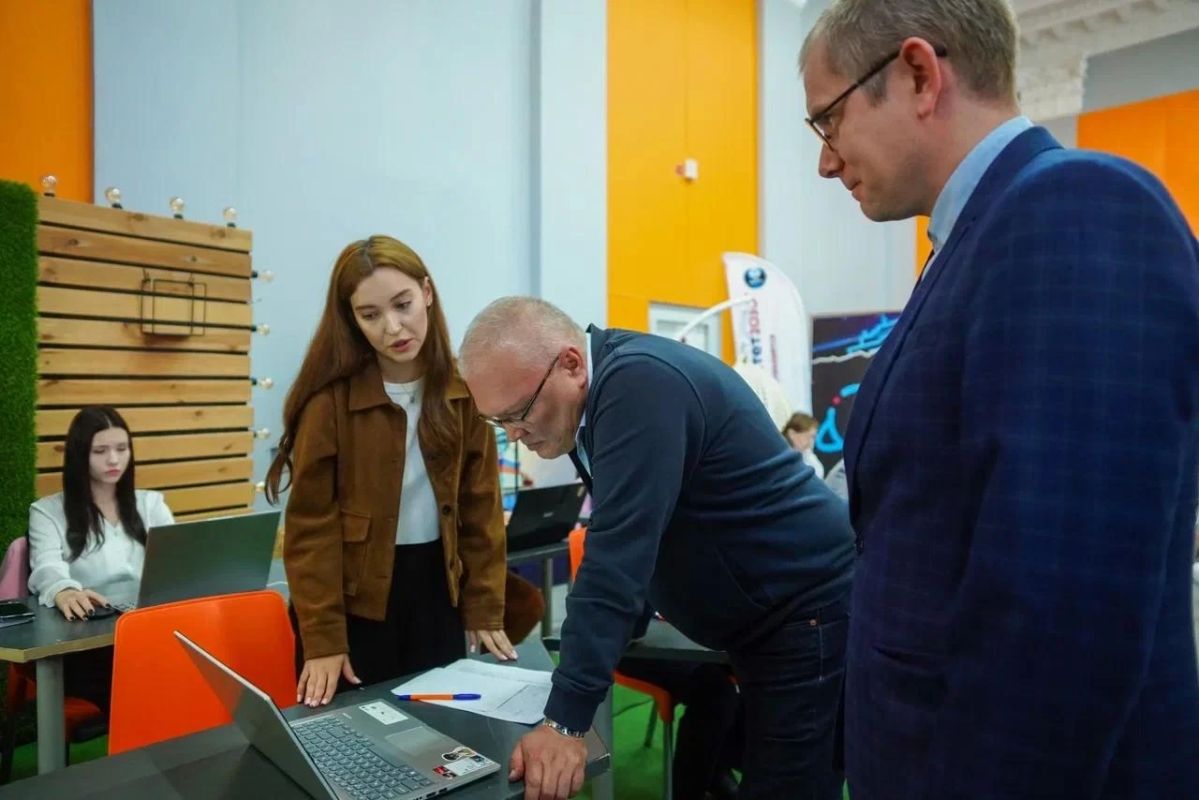 Александр Соколов: В Центре общественного наблюдения за выборами депутатов Государственной Думы и Законодательного Собрания Кировской области пообщался с теми, кто здесь работает Александр Соколов: В Центре общественного наблюдения за выборами депутатов Государственной Думы и Законодательного Собрания Кировской области пообщался с теми, кто здесь работает
