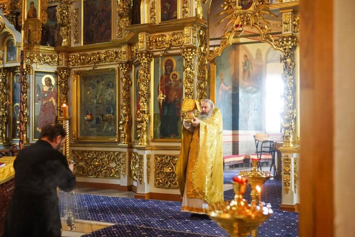Александр Соколов: С друзьями Андреем Березиным и Борисом Весниным, семьей начали день с воскресной литургии в Свято-Успенском Трифоновом мужском монастыре Александр Соколов: С друзьями Андреем Березиным и Борисом Весниным, семьей начали день с воскресной литургии в Свято-Успенском Трифоновом мужском монастыре