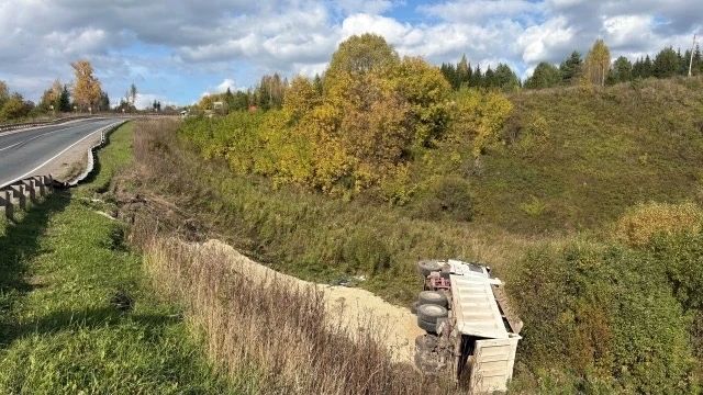 В Сунском районе «Донгфенг» съехал с дороги и опрокинулся