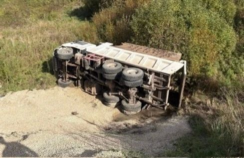 В Сунском районе «Донгфенг» съехал с дороги и опрокинулся В Сунском районе «Донгфенг» съехал с дороги и опрокинулся