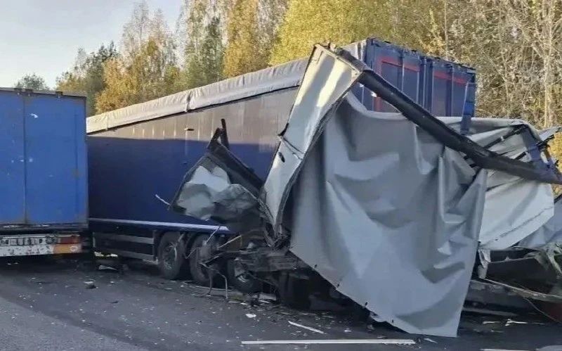 Один человек погиб в аварии с 4 грузовиками в Кировской области Один человек погиб в аварии с 4 грузовиками в Кировской области