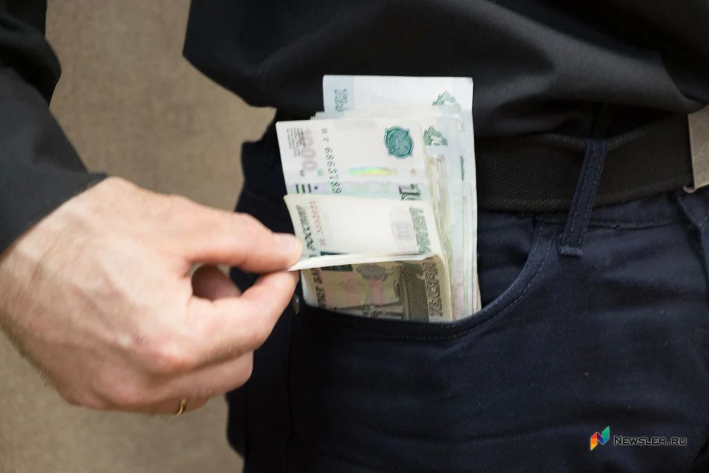 Прокуратура Ленинского района Кирова потребовала обратить в доход государства более 3 млн рублей, поступивших на счета бывшего инспектора ГИБДД и его супруги