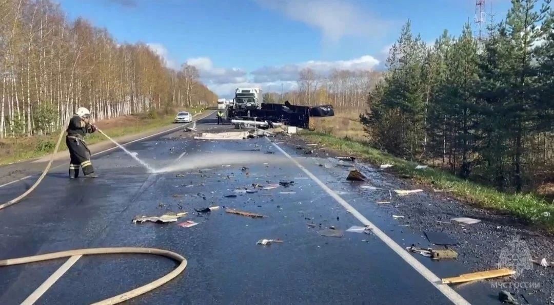 В Орловском районе в ДТП с двумя грузовиками погиб мужчина В Орловском районе в ДТП с двумя грузовиками погиб мужчина