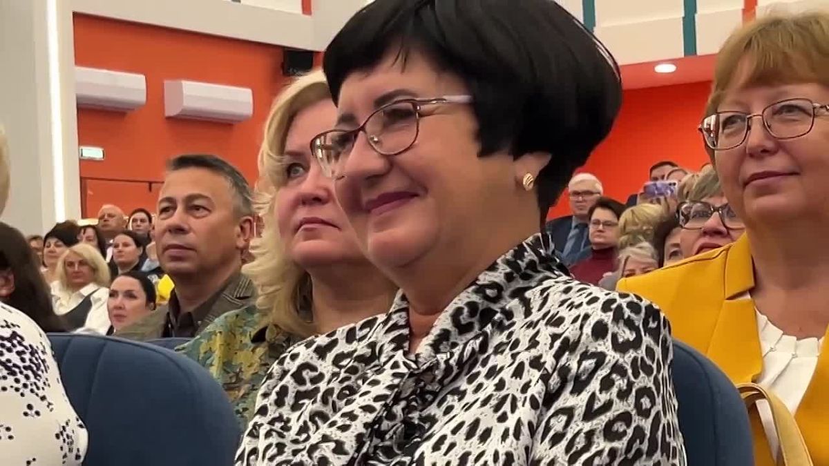Александр Соколов вручил награды кировским учителям
