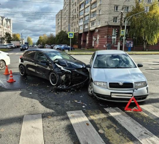 На перекрестке Ленина и Морозовской не разъехались «Шкода» и «Киа»