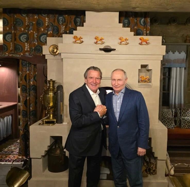 Пресс-служба Кремля раскрыла подробности встречи Владимира Путина с бывшим канцлером Германии Герхардом Шрёдером в день рождения президента