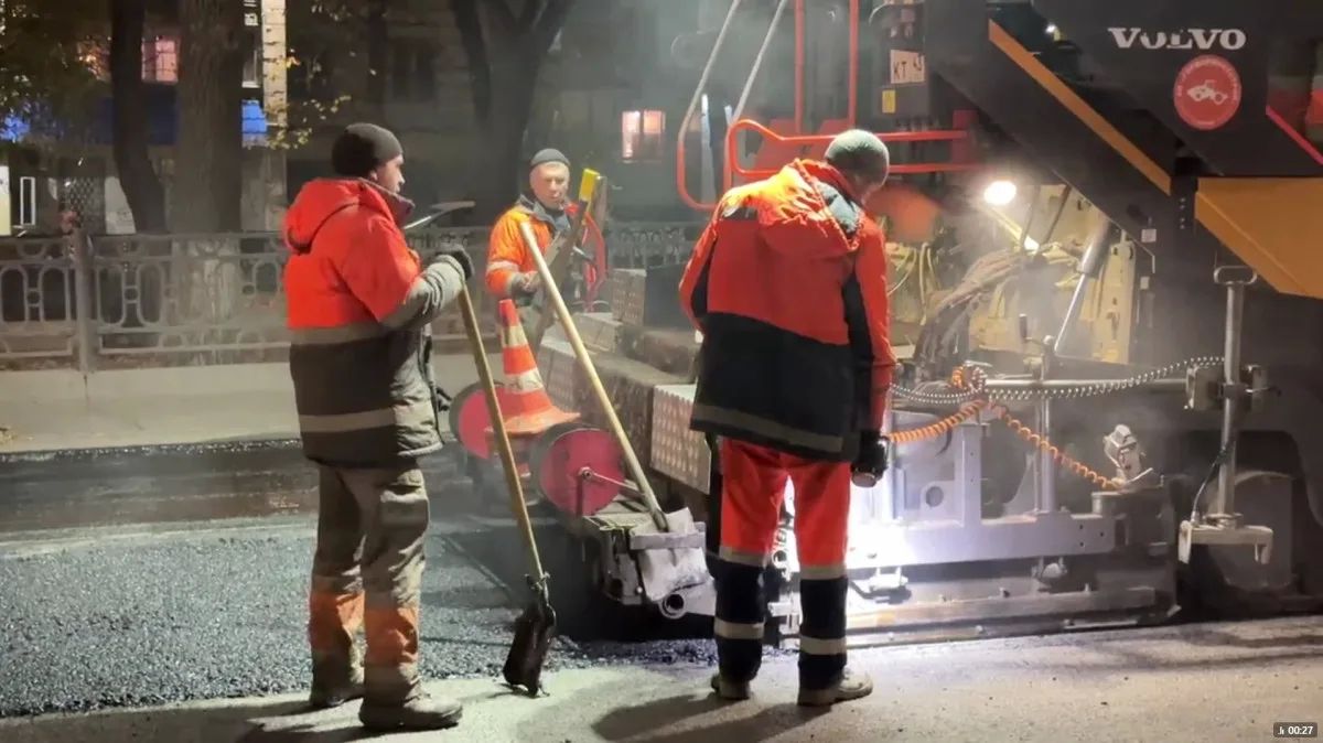 В Кирове начали устранять колеи на дорогах перед зимой