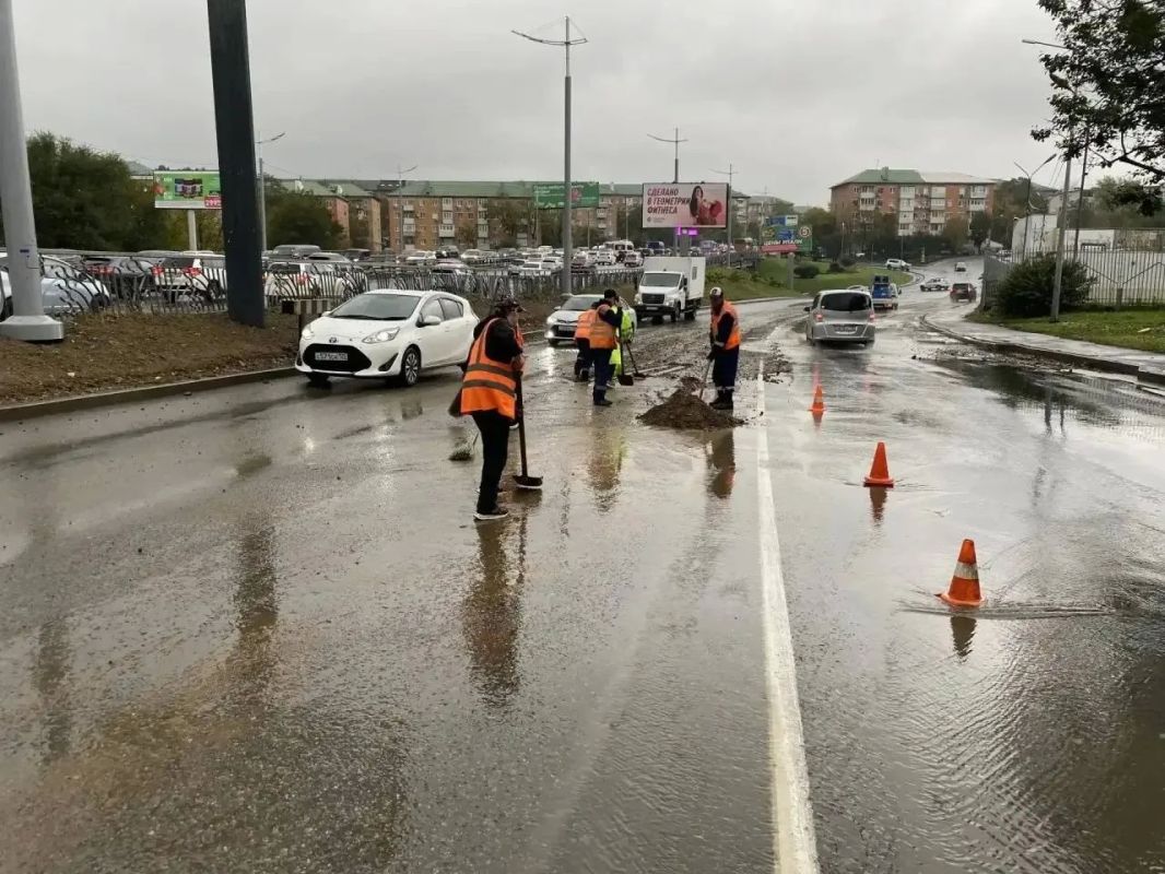 Во Владивостоке с последствиями стихии борются 97 единиц техники Во Владивостоке с последствиями стихии борются 97 единиц техники